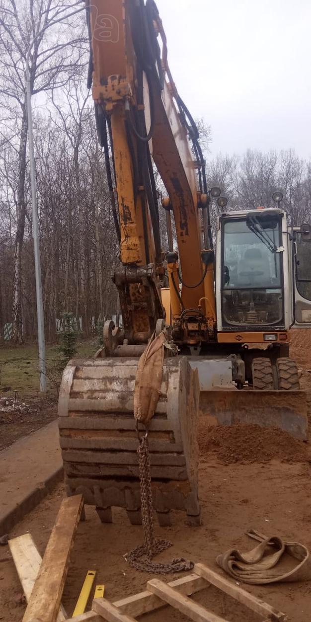 Экскаватор Liebherr полноповоротный габаритный ковш 1м3 сдаем в аренду.