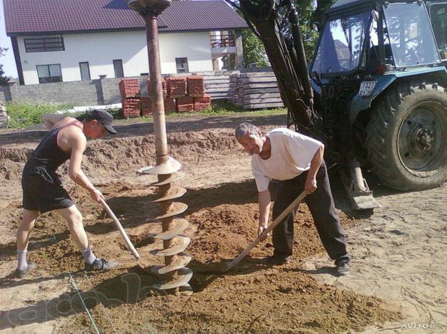 Услуги ямобура (аренда бурильно-крановых машин) на базах автомобилей вездеходов