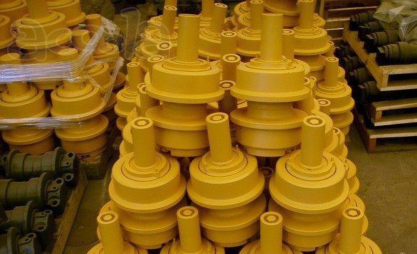 Каток поддерживающий Komatsu D65E-12