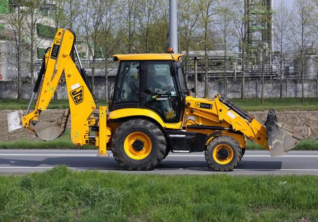 Аренда экскаватора-погрузчика JCB в Москве и МО