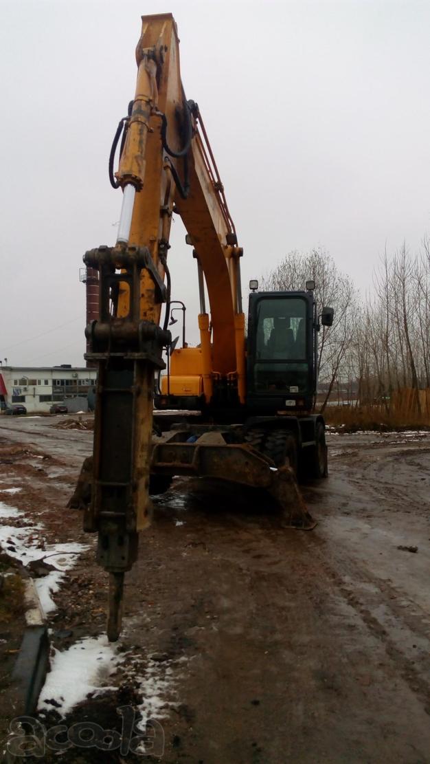 Колёсный экскаватор с гидромолотом