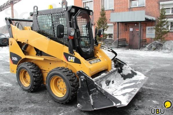 Услуги мини-погрузчика с бортовым поворотом Caterpillar 242в3