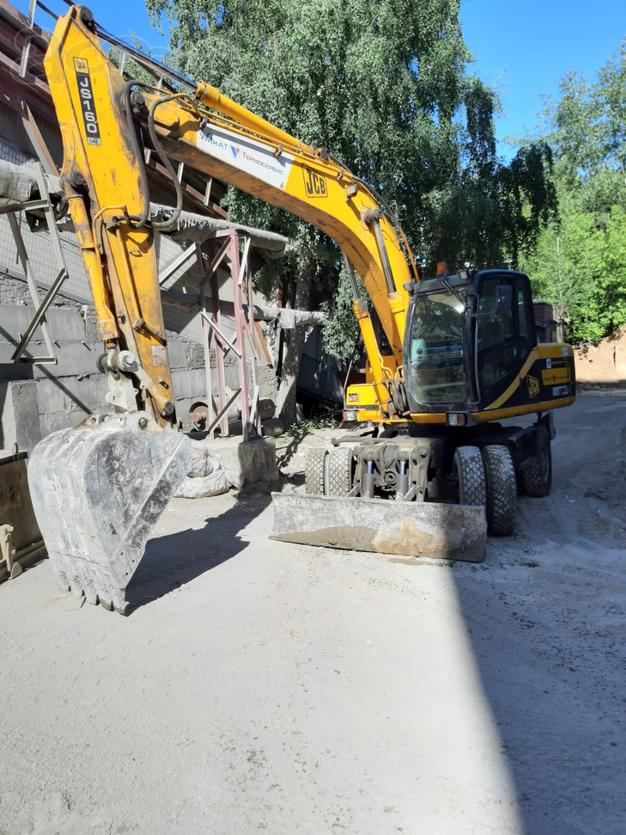 Аренда колёсного полноповоротного экскаватора