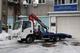 Эвакуатор с ломаной платформой на базе ISUZU ELF 7.5 (NPR75L) с КМУ
